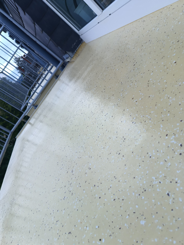 Balkon_beige_beschichtet_mit_Farbchipseinstreuung-.jpg