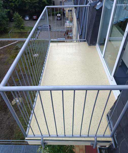 Balkon_farblich_beschichtet_Farbchipseinstreuung-.jpg