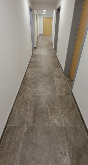 Flur_mit_braunen-Natursteinoptikfliesen.jpg