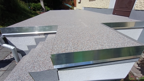TerrasseTreppe_mit_Natursteinteppich.jpg