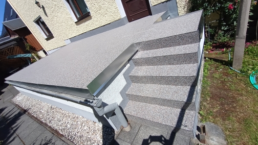 Terrasse_NatursteinteppichSockel_Coloritquarze.jpg
