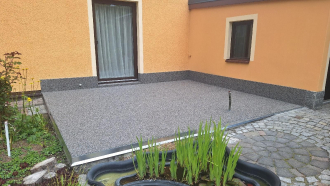 Terrasse_neu_mit_Natursteinteppich_beschichtet.jpg