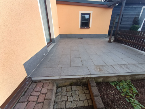 Terrasse_vorher_alte_Fliesen_grau.jpg